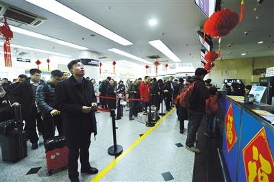 1月17日，南苑机场，准备乘机的旅客。
