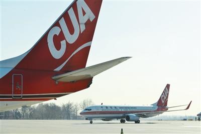 1月17日，南苑机场，跑道中的中联航飞机。