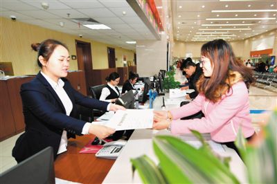 <p>  2018年,银川市进行第二轮深化行政审批制度改革,推出“1+N不见面”审批服务新模式。(资料图片)                                              本报记者 王鼎 摄</p>