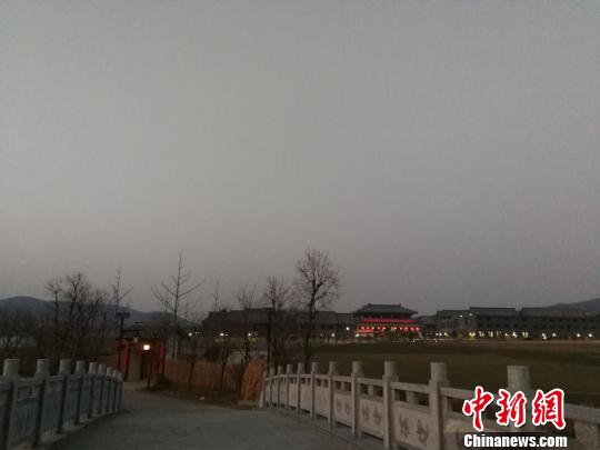 傍晚的“华夏学宫”。 朱志庚 摄 傍晚的“华夏学宫”。 朱志庚 摄