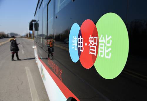 图为在山东济南，民众参观无人驾驶汽车。新华社