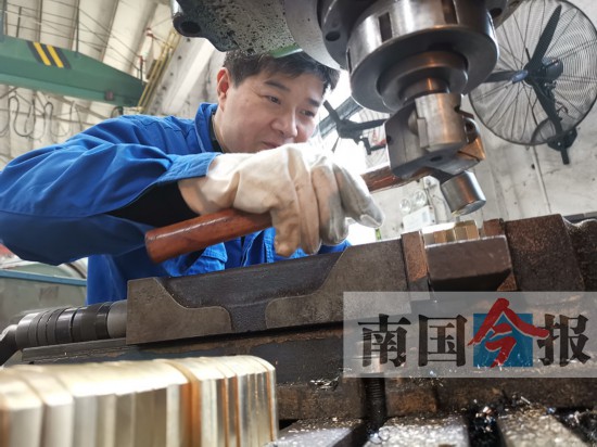 [新春走基层·强四力融合报道]这个“大神”一玩弄 愣头愣脑的金属就有了生命