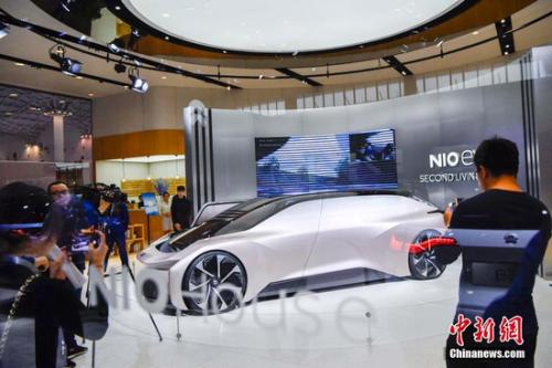 图为国产新能源汽车品牌蔚来展出的一款EVE无人驾驶和纯电驱动概念车吸引观众。中新社记者 骆云飞 摄