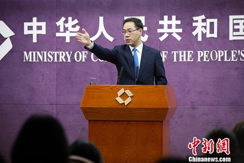 1月17日，中国商务部在北京举行例行新闻发布会，新闻发言人高峰回答记者提问。中新社记者 赵隽 摄