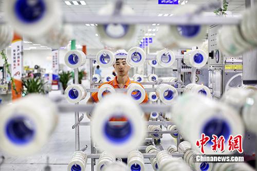 资料图：江苏盐城一家企业内的生产景象。中新社记者 泱波 摄