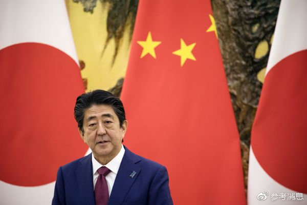 2018年10月26日,日本首相安倍晋三在北京人民大会堂出席新闻发布会。（视觉中国）