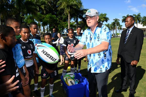 澳大利亚总理斯科特·莫里森1月19日在斐济首都苏瓦与橄榄球小球员们见面（路透社）
