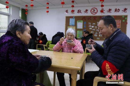 1月13日，志愿者为社区养老院送腊八粥。当日是中国传统腊八节，安徽省合肥市滨湖欣园社区志愿者为社区养老院送去腊八粥、慰问品和节日的祝福。中新社发 余秀娟 摄