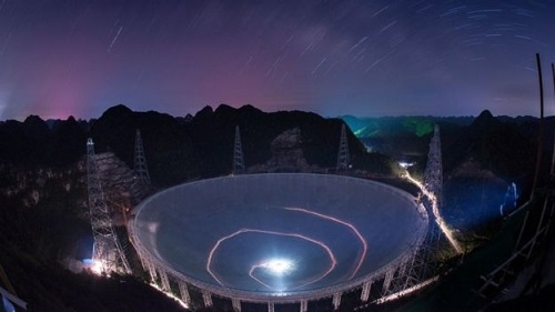 中国使用球面射电望远镜“天眼”来探索太空（美联社资料图片）