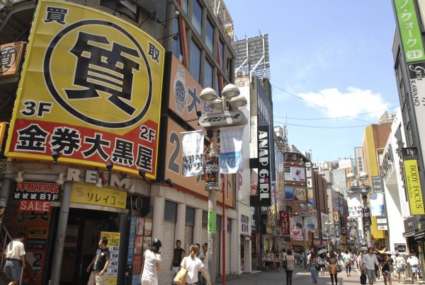 行人走在日本东京街头。