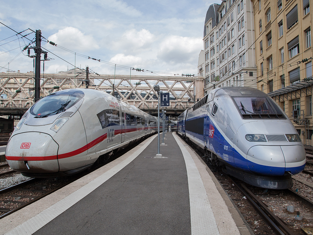 法国TGV（右）和德国ICE高铁（左）（图源：国际铁路公报）
