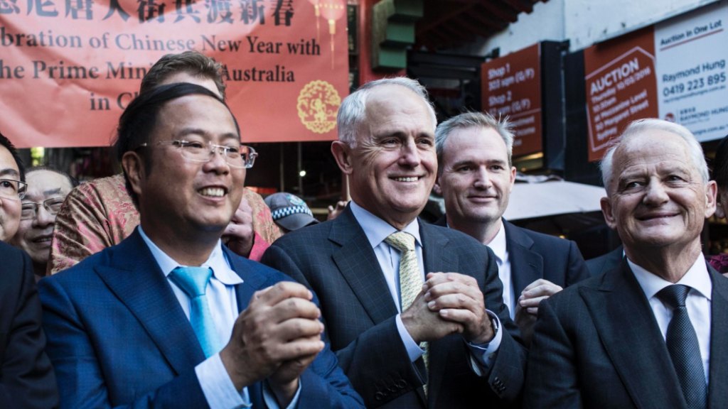 2016年，黄向墨（左）和时任澳大利亚总理特恩布尔（中）合影 图自《悉尼先驱晨报》
