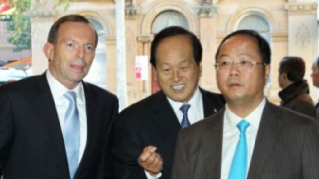 黄向墨（右）和澳大利亚前总理阿伯特合影 图自《悉尼先驱晨报》