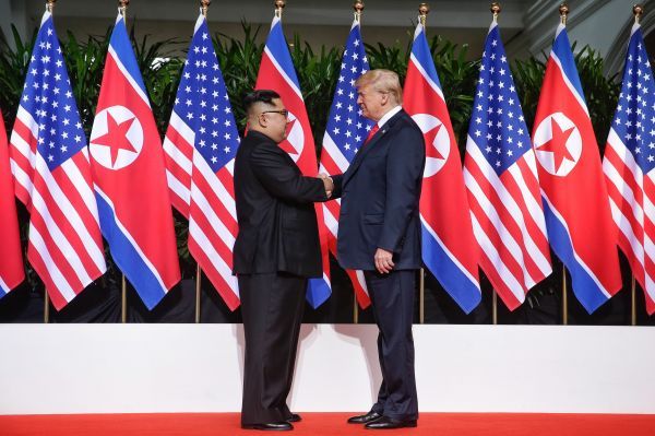 2018年6月12日，朝鲜最高领导人金正恩（左）与美国总统特朗普在新加坡举行会晤。
