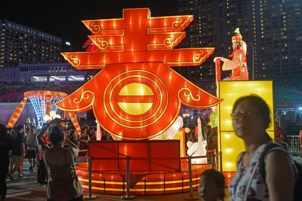 2019年2月3日，人们在新加坡滨海湾举行的“春到河畔2019”迎新春活动上观赏灯饰。