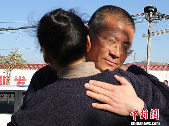 孙某与前来接他的妻子紧紧相拥。 胡梦梅 摄 孙某与前来接他的妻子紧紧相拥。 胡梦梅 摄