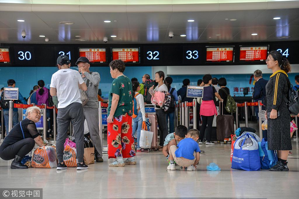  春节假期结束，海口美兰国际机场客流量迎来旅客进出港高峰。图片来源/视觉中国