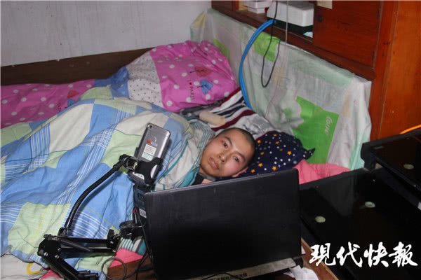 脑瘫小伙吃饭都要人喂,却能操作4台电脑做网站开发APP月入上万