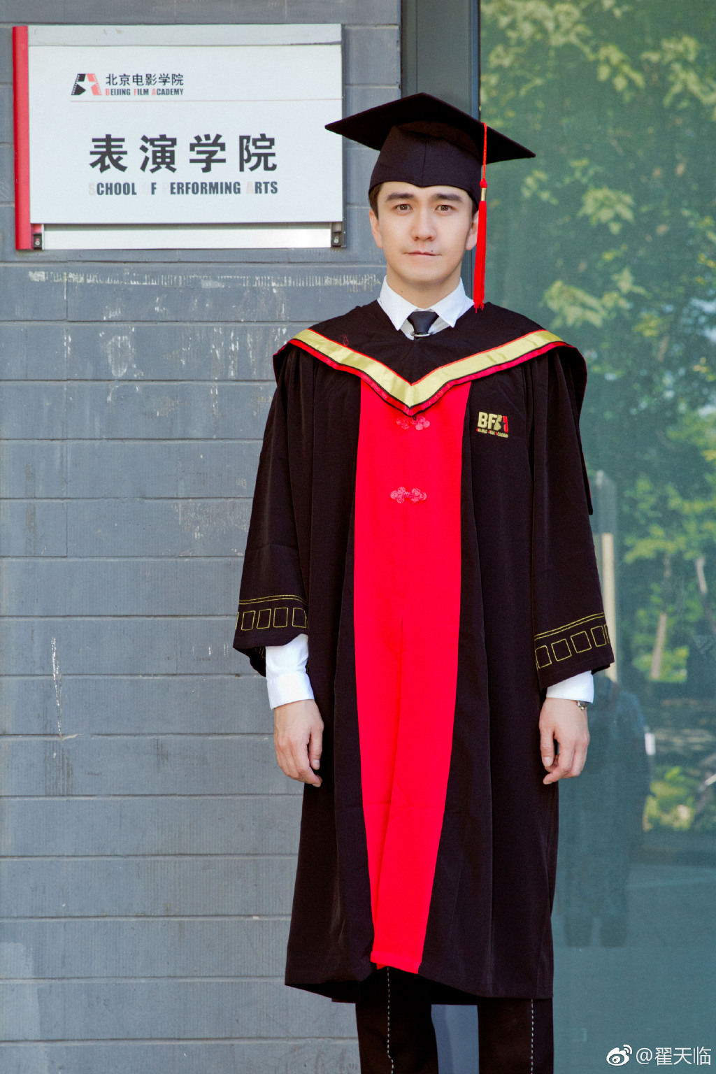  2018年6月29日，翟天临在微博晒出毕业照。来源：翟天临微博