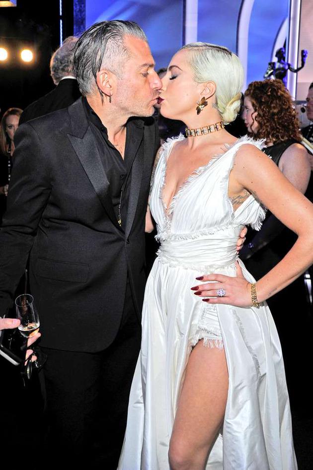 Lady Gaga与未婚夫Christian Carino在演员工会奖红毯上亲吻
