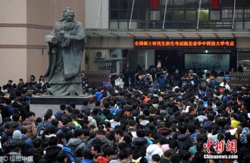 图为湖北武汉,全国硕士研究生考试华中科技大学考点,考生从“老子”雕像旁步入考场。 吴铭 摄 图片来源:视觉中国 点击进入下一页