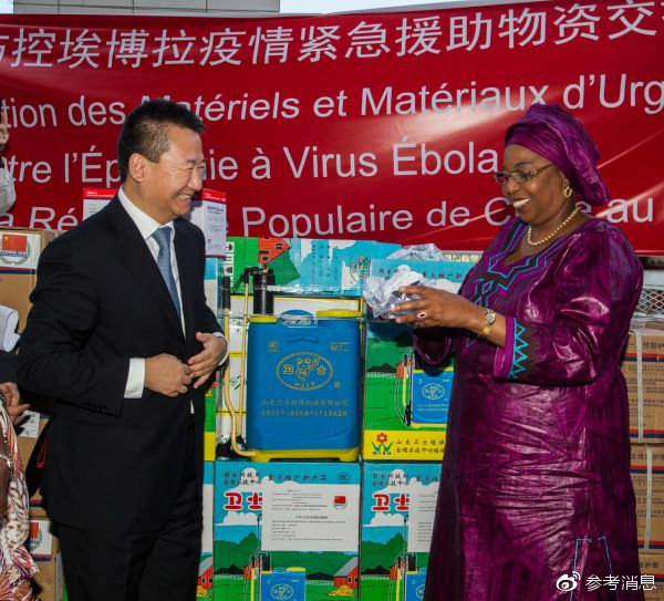 2014年11月1日，时任中国驻塞内加尔大使夏煌（左）出席中国援塞防控埃博拉疫情物资交接仪式。（新华社）