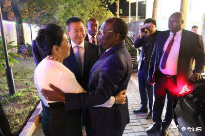  刚果（布）总理穆昂巴与夏大使夫妇依依不舍。（图片源自中国驻刚果（布）大使馆官网）