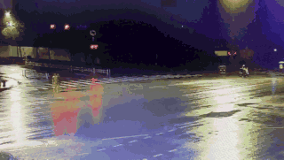 杭州这对情侣吵架后，先放火后穿着内衣闹殉情，家都烧了也不管......