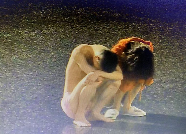 杭州这对情侣吵架后，先放火后穿着内衣闹殉情，家都烧了也不管......