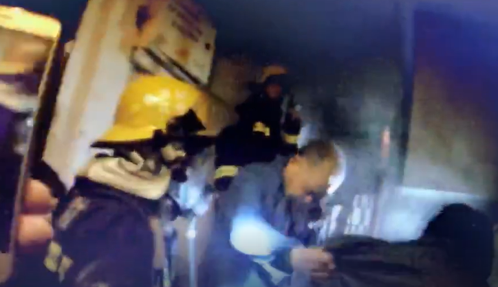 杭州这对情侣吵架后，先放火后穿着内衣闹殉情，家都烧了也不管......