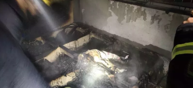 杭州这对情侣吵架后，先放火后穿着内衣闹殉情，家都烧了也不管......