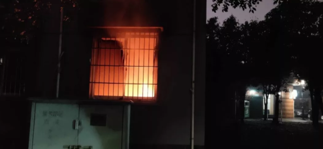 杭州这对情侣吵架后，先放火后穿着内衣闹殉情，家都烧了也不管......