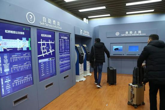 ▲2月18日，中国首个5G火车站在上海虹桥启动建设，图为上海虹桥火车站5G网络场景和智能、自助设施设备。（视觉中国）