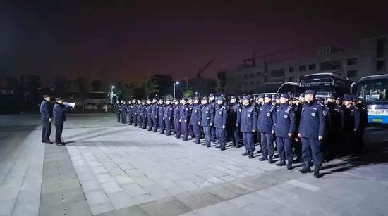 50人涉卖淫嫖娼被500警力连夜抓获现场画面流出