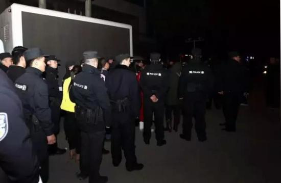 50人涉卖淫嫖娼被500警力连夜抓获现场画面流出