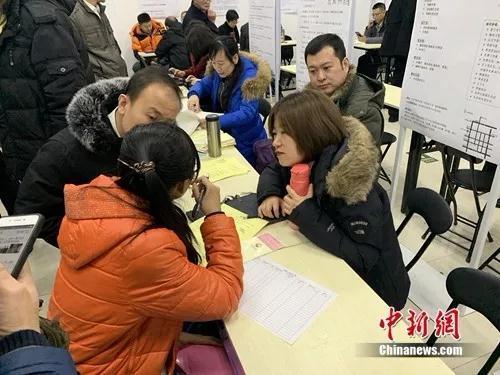 资料图:北京某人才市场上,求职者和招聘者正在交谈。中新网 吴涛 摄 资料图:北京某人才市场上,求职者和招聘者正在交谈。中新网 吴涛 摄