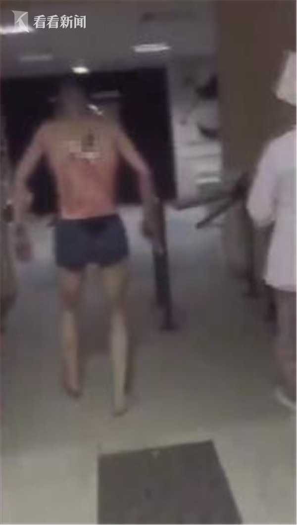 流血不敌烟瘾!俄男子后背插着刀 赤膊跑雪地抽烟