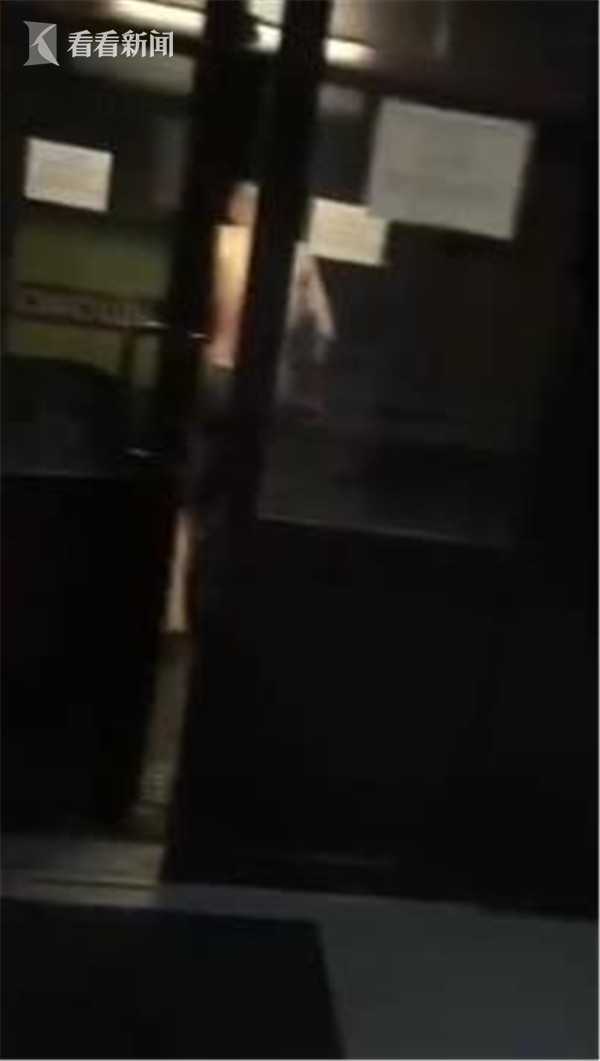 流血不敌烟瘾!俄男子后背插着刀 赤膊跑雪地抽烟