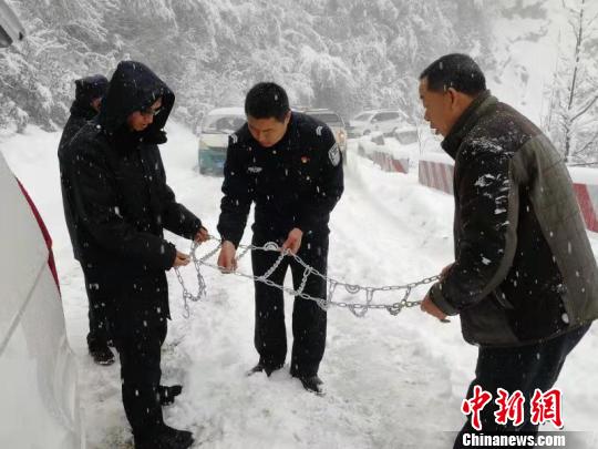 云南怒江海拔三千米丫口突降大雪再次致百余人受困