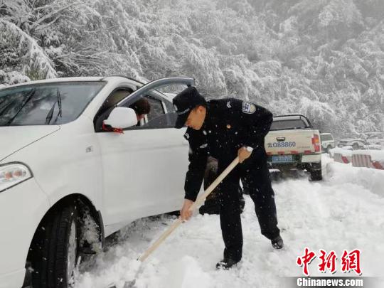 图为民警救援被困车辆。怒江州边境管理支队供图