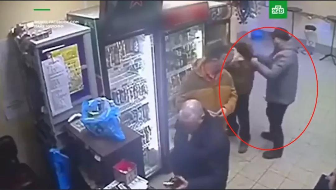 俄罗斯2个酒鬼超市内打架 女收银员左右勾拳将其KO