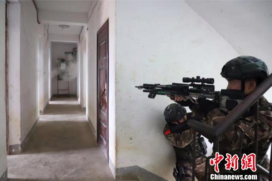 周亨与其他队员练习拐角射击。 瞿宏伦 摄