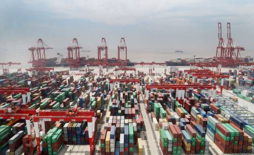 上海自贸区吸引外商前来投资。图为从洋山深水港四期无人码头控制塔上俯瞰码头集装箱堆场。新华社