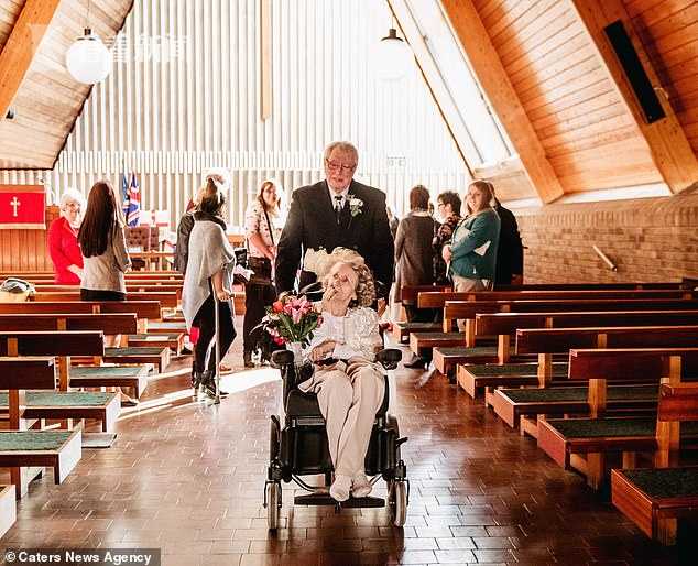 男子连续43年求婚被拒 女方72岁求嫁坐轮椅完婚