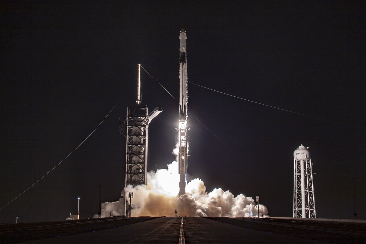 SpaceX龙飞船与国际空间站完成对接 进行物资补充