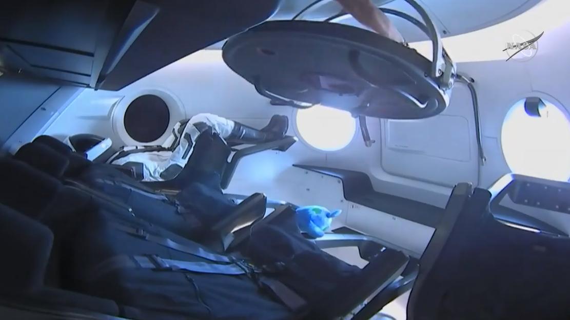 SpaceX龙飞船与国际空间站完成对接 进行物资补充
