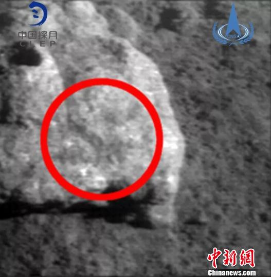 嫦娥四号巡视器拍摄的月球石块 国家航天局供图 摄