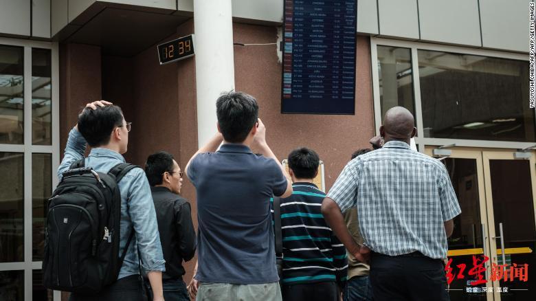 ↑内毕罗机场查看航班信息的中国人。图据CNN