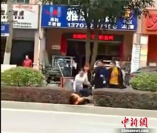 广西防城港一家四口殴打女环卫工岳母及女儿女婿被拘10日