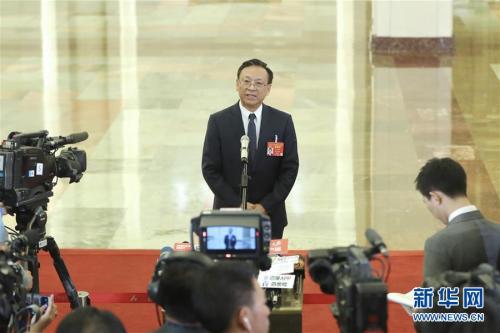 3月12日，十三届全国人大二次会议在北京人民大会堂举行第三次全体会议。这是最高人民法院副院长江必新在“部长通道”接受采访。 新华社记者 殷刚 摄